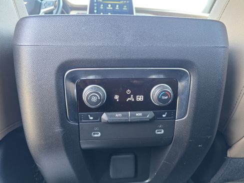 Used 2024 Chevrolet Suburban Premier image 17