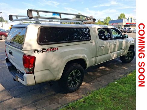 Used 2017 Toyota Tacoma TRD Sport w/ Tow Package AWD/4WD image 4
