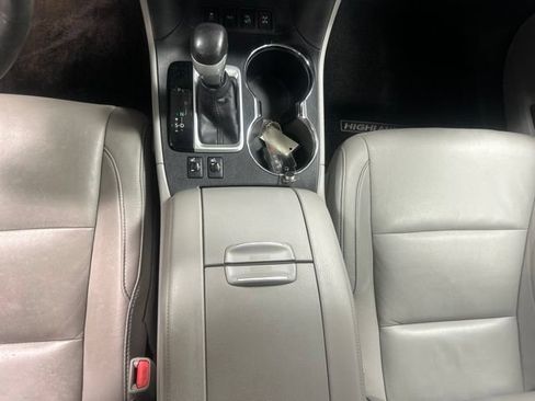 Used 2014 Toyota Highlander XLE AWD/4WD image 16