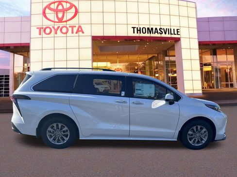 New 2025 Toyota Sienna XLE image 4