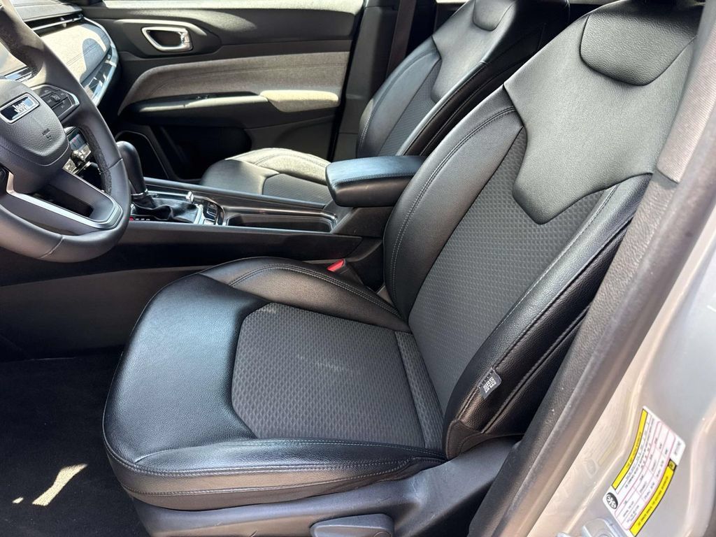 Used 2024 Jeep Compass Latitude AWD/4WD image 16