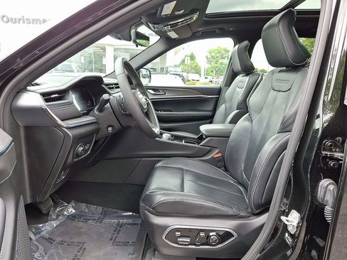 Used 2024 Jeep Grand Cherokee L Overland w/ Luxury Tech Group IV AWD/4WD image 15