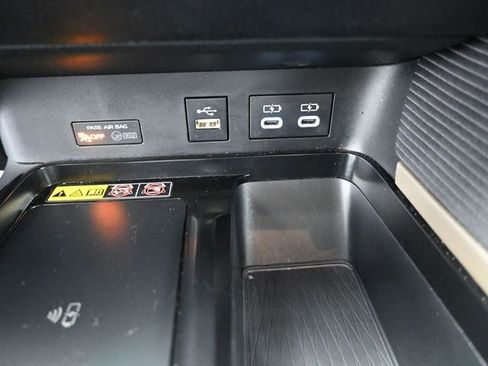 Used 2025 Toyota Camry SE image 4