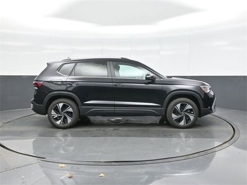 New 2026 Volkswagen Taos SE image 8