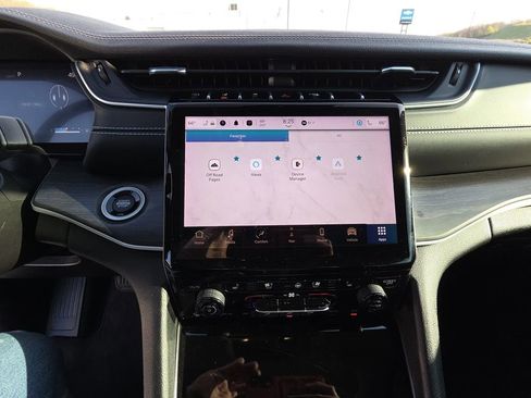 Used 2024 Jeep Grand Cherokee Limited w/ Luxury Tech Group II image 10