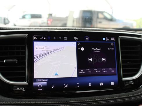 Used 2026 Chrysler Pacifica Limited FWD image 15