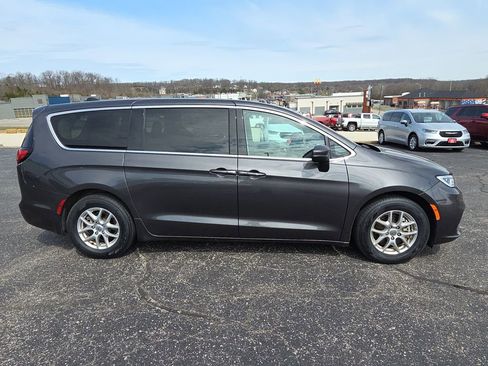 Used 2023 Chrysler Pacifica Touring-L FWD image 9