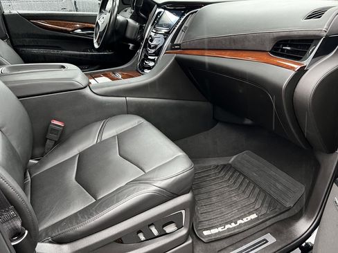 Used 2015 Cadillac Escalade Luxury image 12
