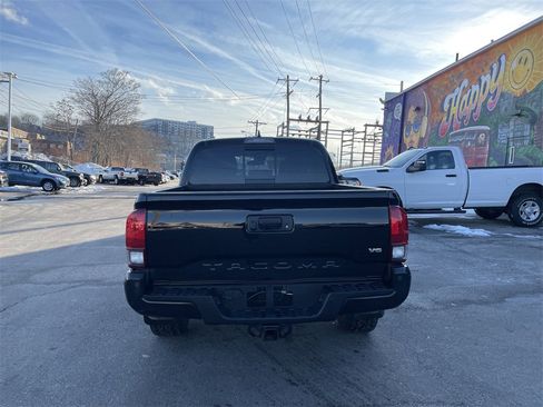 Used 2019 Toyota Tacoma TRD Off-Road image 4