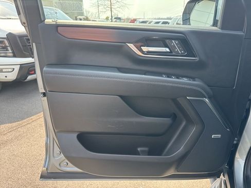 Used 2025 GMC Yukon XL Denali image 10