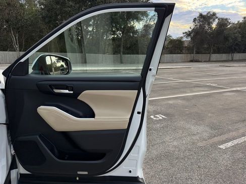 Used 2023 Toyota Highlander XLE image 36