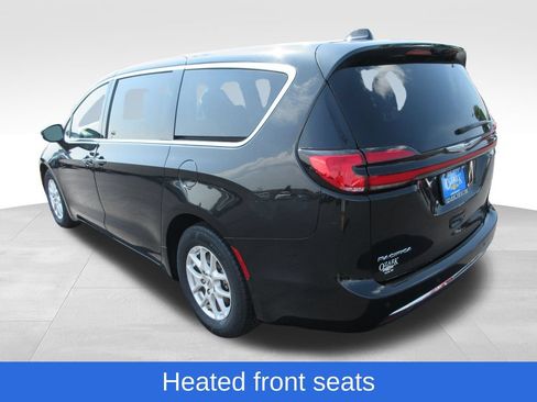 Used 2023 Chrysler Pacifica Touring-L FWD image 3