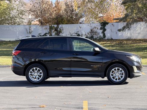 Used 2020 Chevrolet Equinox LS w/ LS Convenience Package FWD image 3