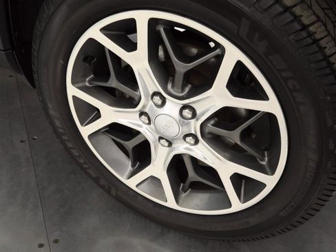 Used 2019 Jeep Grand Cherokee Limited w/ Luxury Group II image 10