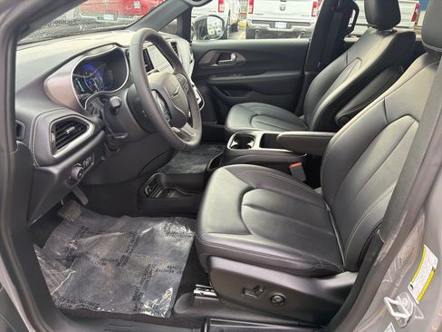 Used 2025 Chrysler Pacifica Select image 5