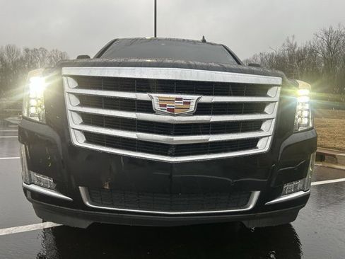 Used 2018 Cadillac Escalade Luxury image 3