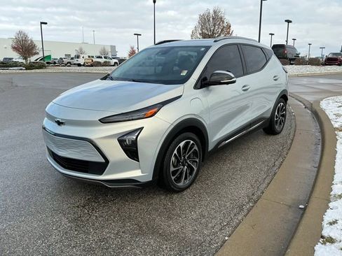 Used 2022 Chevrolet Bolt EUV Premier w/ Sun & Sound Package image 3