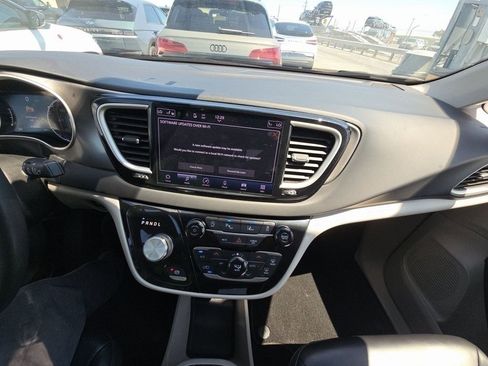 Used 2023 Chrysler Pacifica Touring-L image 4