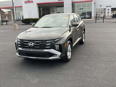 Certified 2025 Hyundai Tucson SE image 1