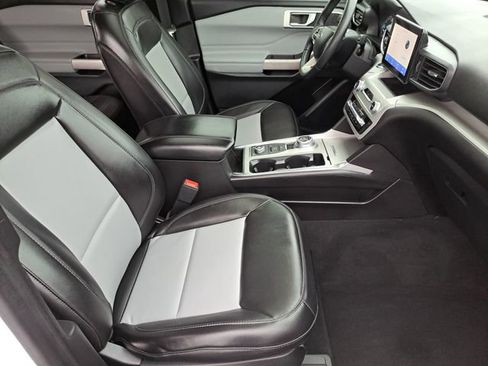 Certified 2022 Ford Explorer XLT w/ Equipment Group 202A AWD/4WD image 28