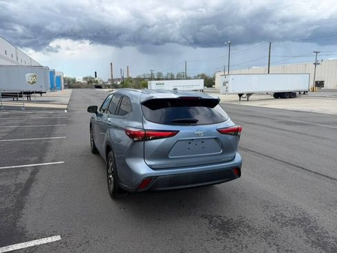 Used 2022 Toyota Highlander XLE AWD/4WD image 10