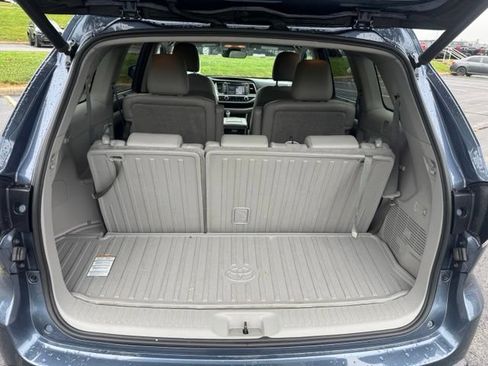 Used 2019 Toyota Highlander XLE AWD/4WD image 14