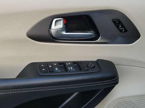 Certified 2023 Chrysler Pacifica Touring-L FWD image 15