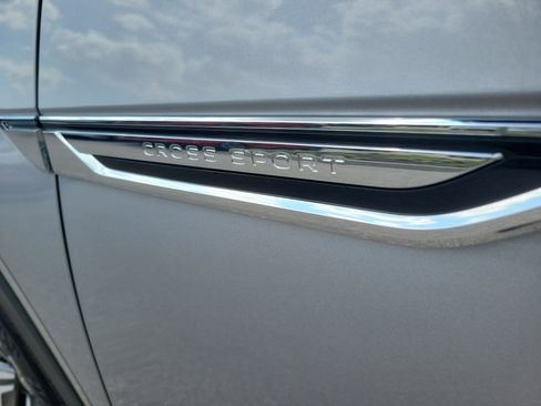 Used 2025 Volkswagen Atlas Cross Sport SE image 21