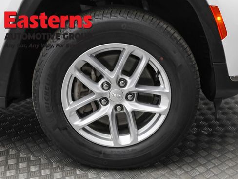 Used 2023 Jeep Grand Cherokee L Laredo image 32