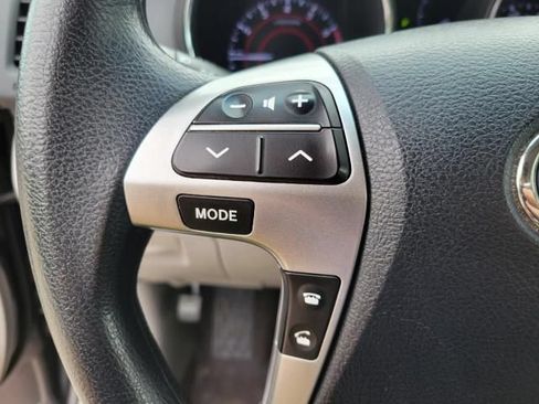 Used 2013 Toyota Highlander FWD w/ Cold Weather Pkg image 22