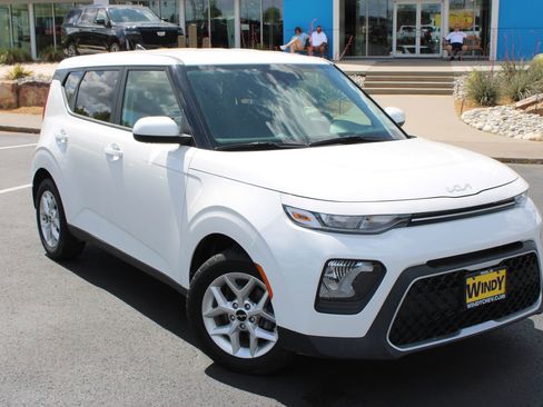 Used 2022 Kia Soul LX w/ Technology Package FWD image 2
