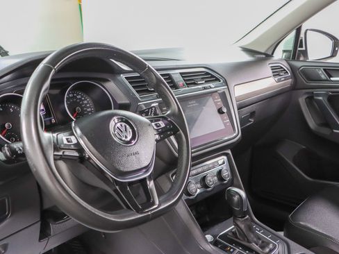 Used 2020 Volkswagen Tiguan SE w/ Panoramic Sunroof Package image 23