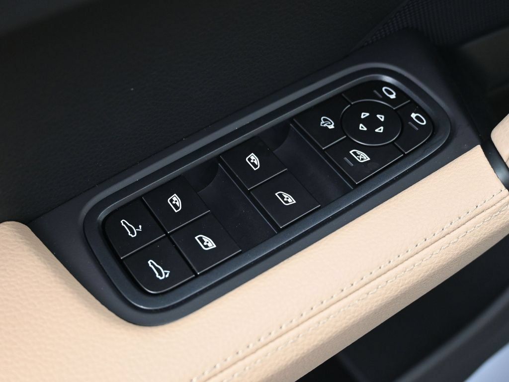 Certified 2026 Porsche Cayenne AWD/4WD image 18