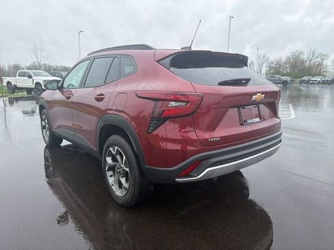 Used 2024 Chevrolet Trax LT w/ LT Convenience Package image 11