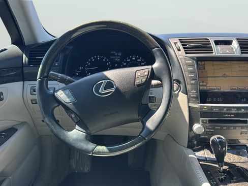 Used 2012 Lexus LS 460 w/ Comfort Pkg RWD image 17
