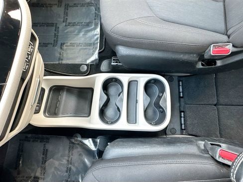 Used 2023 Chrysler Voyager LX image 27