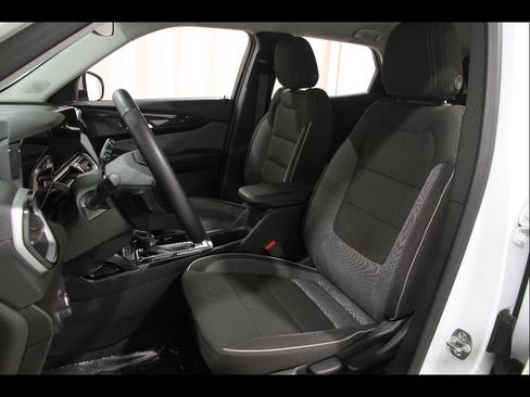 Certified 2024 Chevrolet TrailBlazer LT w/ LT Cold Weather Package image 5