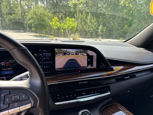Used 2021 Cadillac Escalade Luxury AWD/4WD image 19