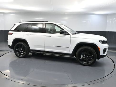 Used 2024 Jeep Grand Cherokee Limited w/ Luxury Tech Group II AWD/4WD image 4
