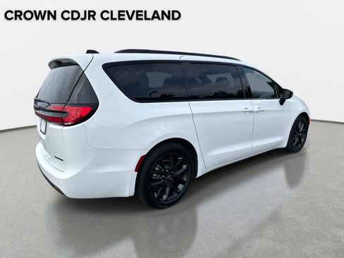 Used 2025 Chrysler Pacifica Limited FWD image 5