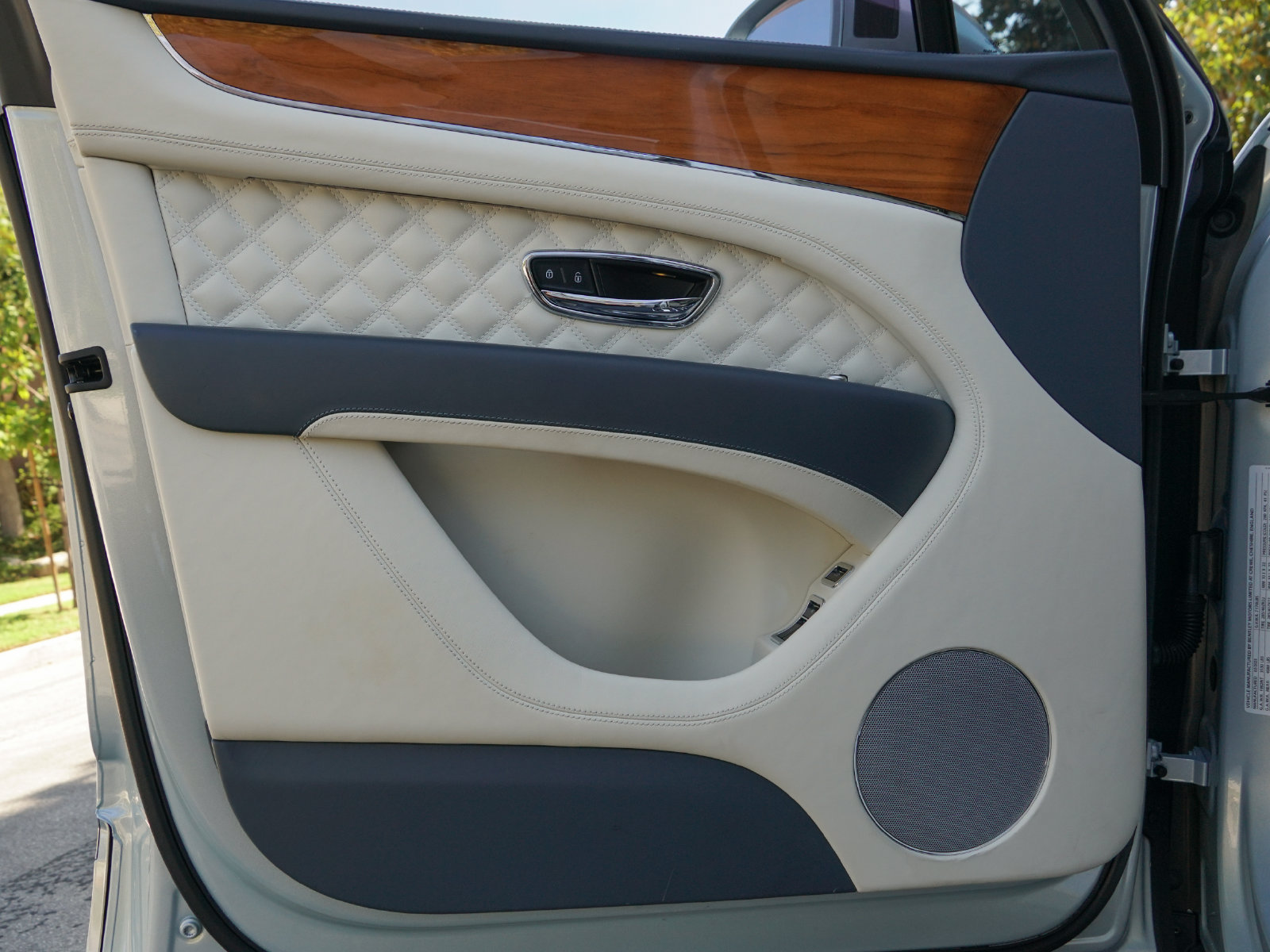 Certified 2023 Bentley Bentayga AWD/4WD image 29