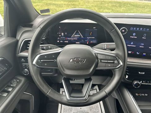 Used 2025 Chevrolet Suburban Z71 image 13