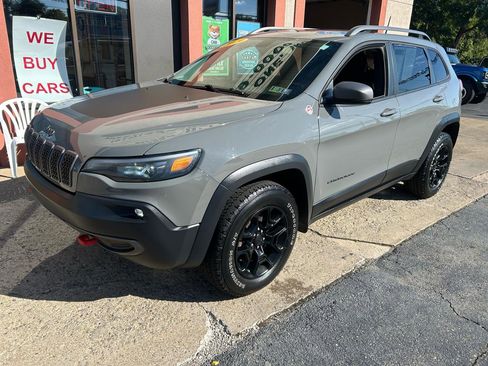 Used 2019 Jeep Cherokee Trailhawk w/ Comfort/Convenience Group AWD/4WD image 2