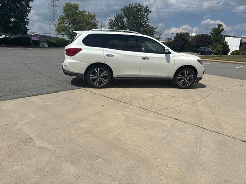 Used 2018 Nissan Pathfinder Platinum AWD/4WD image 12