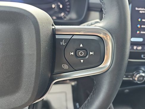 Used 2025 Volvo XC40 B5 Plus AWD/4WD image 18
