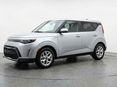 Used 2025 Kia Soul LX w/ LX Technology Package FWD image 3