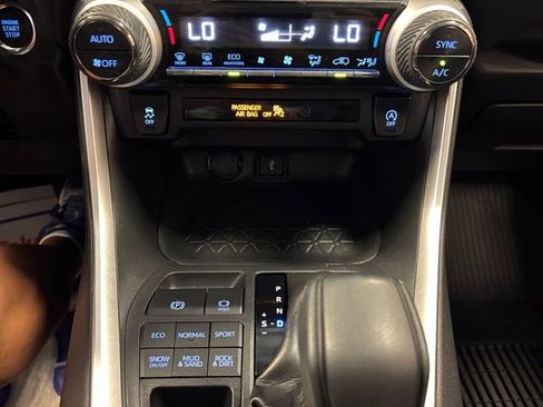 Used 2020 Toyota RAV4 XLE w/ Convenience Package AWD/4WD image 21
