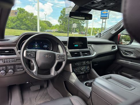 Used 2024 Chevrolet Suburban Z71 w/ Luxury Package AWD/4WD image 13