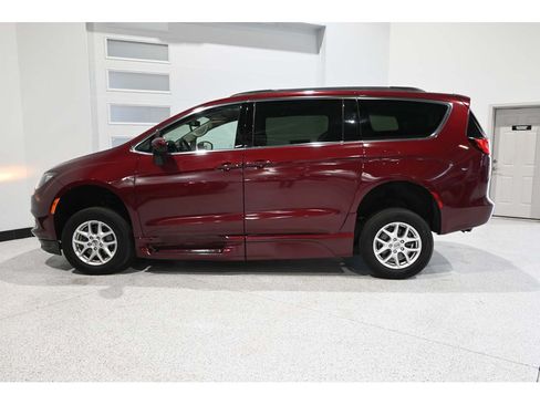 Used 2021 Chrysler Voyager Lxi FWD image 9