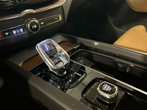 Certified 2025 Volvo XC60 T8 Ultra w/ Climate Package PRO image 19